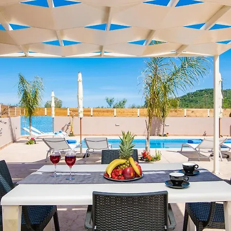 En Elladi Villa