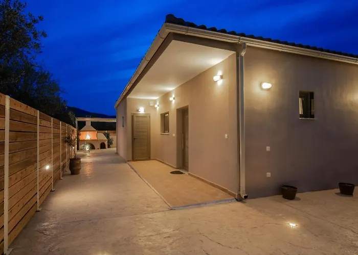 En Elladi Villa *