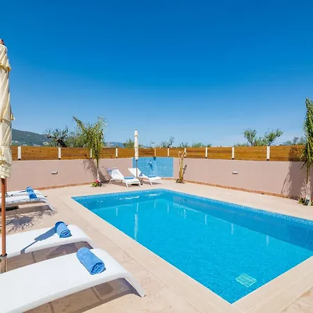 En Elladi Villa *
